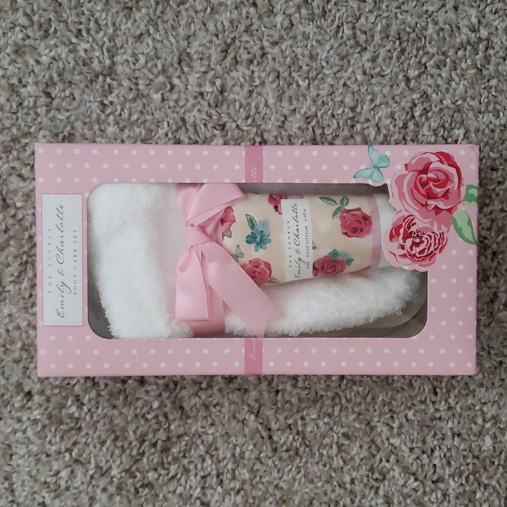 NWOT EMILY & CHARLOTTE FOOT CARE SET
